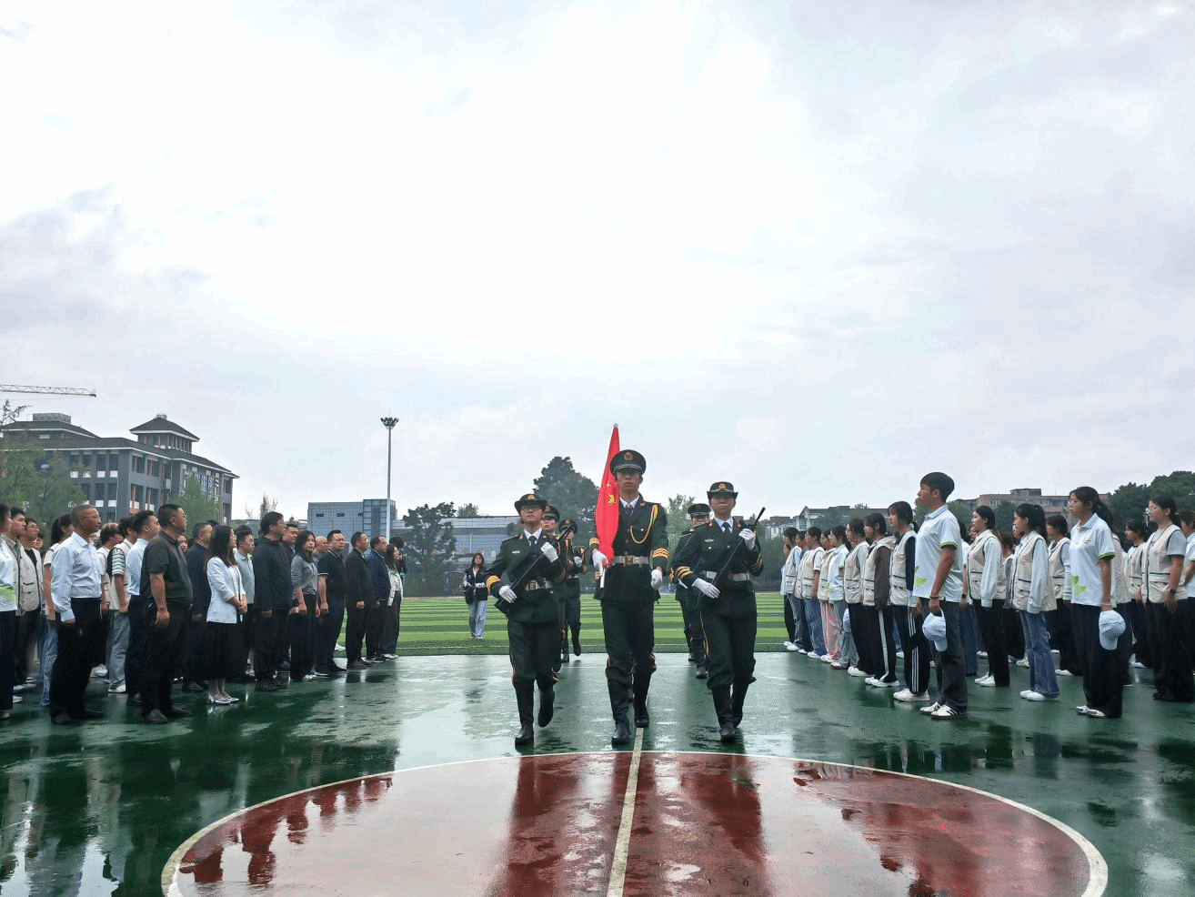 国旗飘扬庆华诞 百廿川农启新程