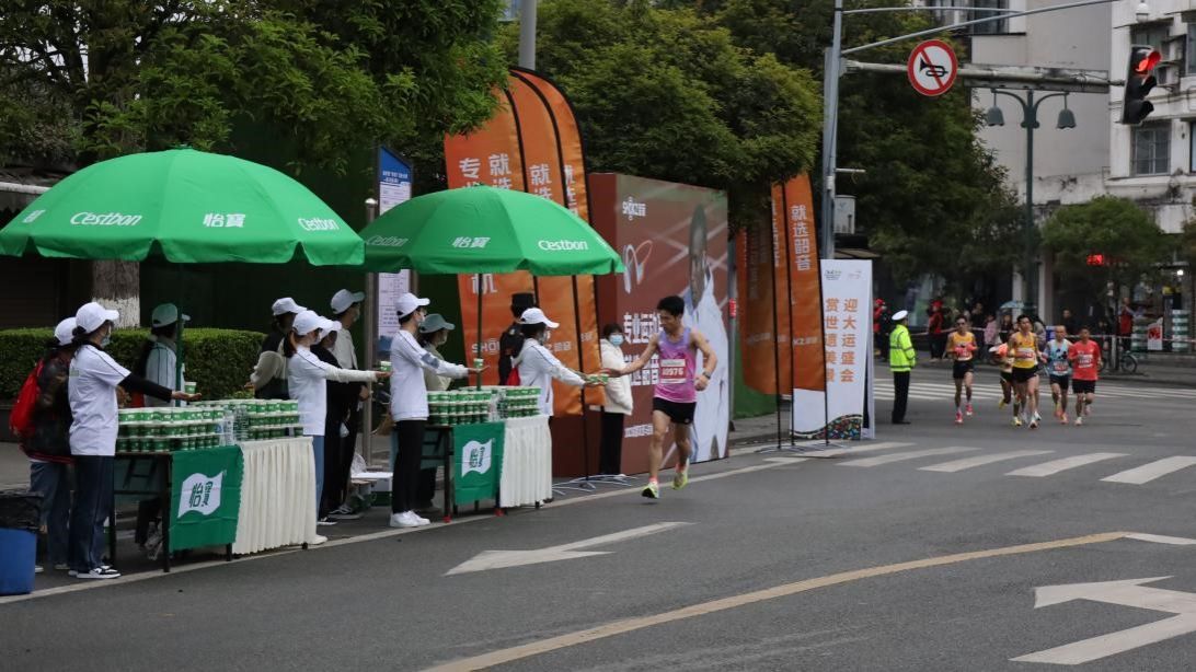 追“锋”奔跑，助力双遗:579名川农志愿者服务成都双遗马拉松