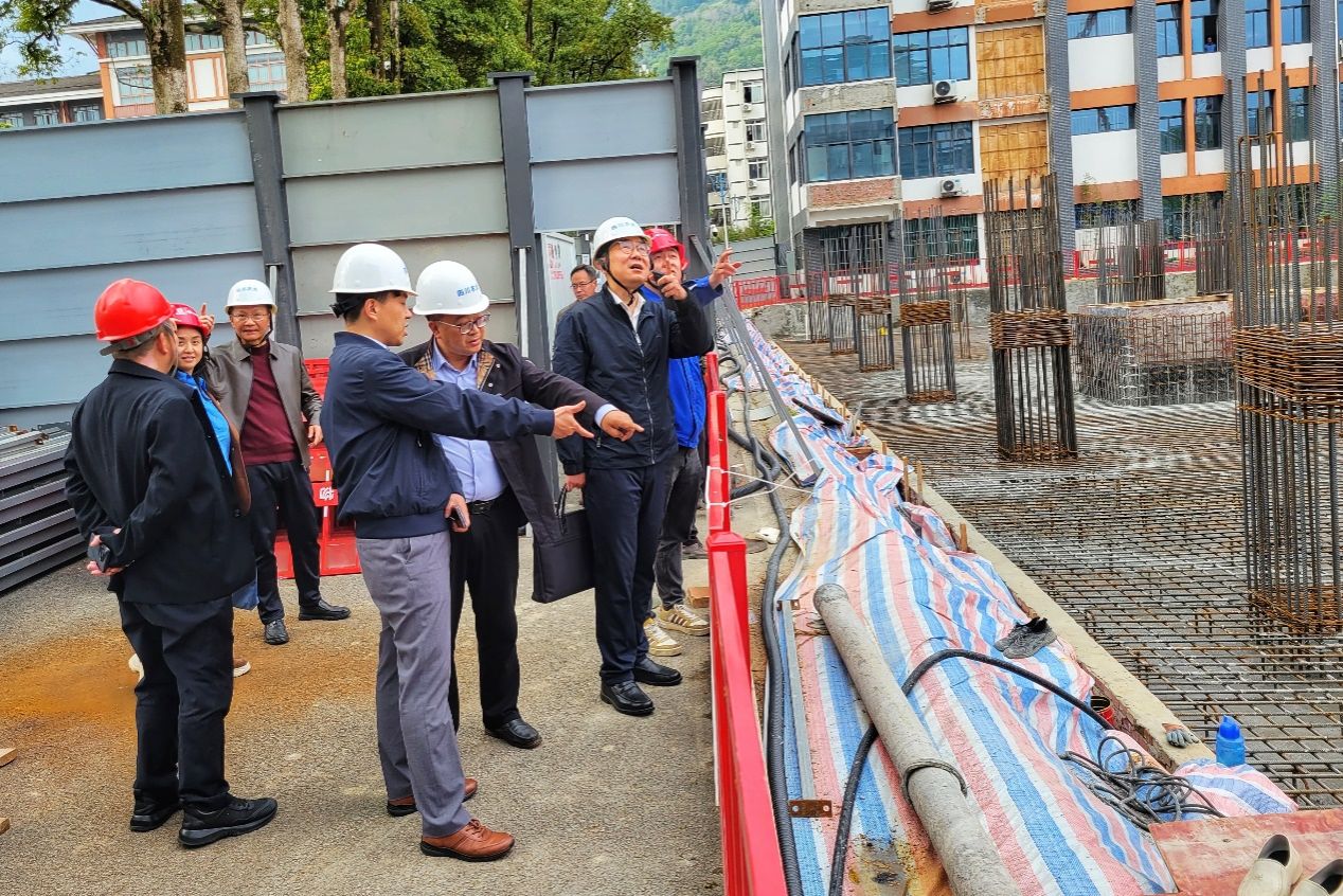 刘鹏一行到都江堰校区检查指导工作