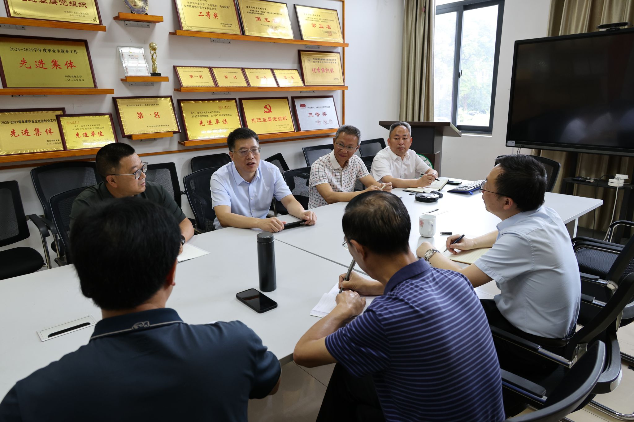 副校长李德海深入都江堰校区检查指导毕业生及安全工作