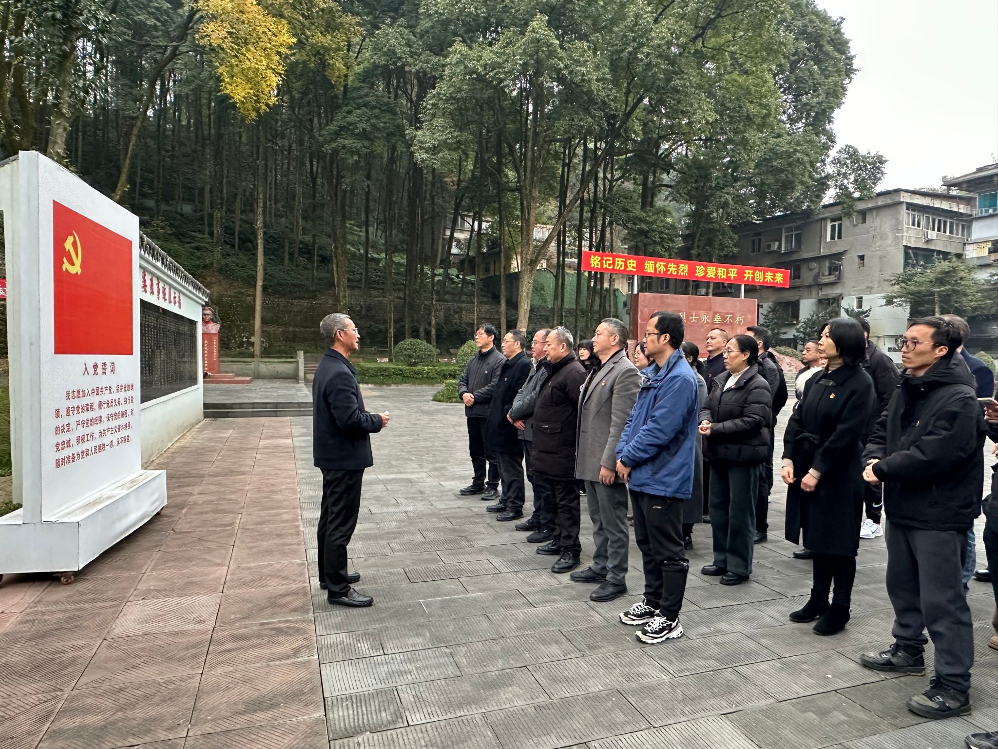 都江堰校区综管办党委组织开展国家公祭日烈士陵园祭扫活动