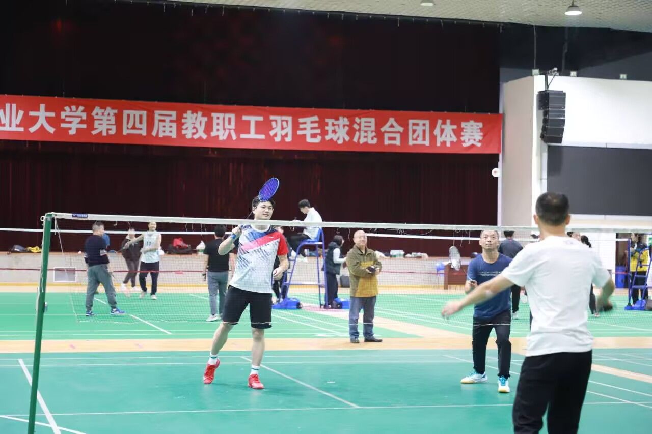 第四届教职工羽毛球混合团体赛落下帷幕