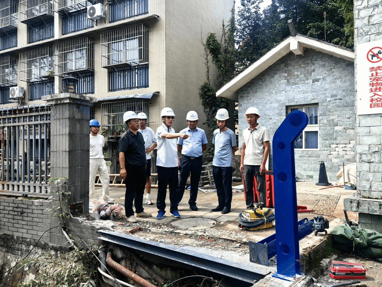 李德海视察都江堰校区暑期在建工程