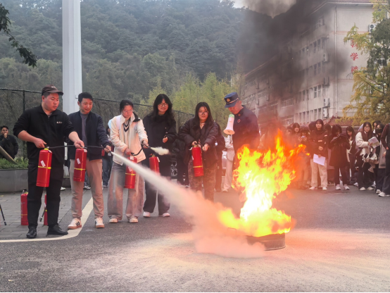四百师生同参与 消防演练强技能