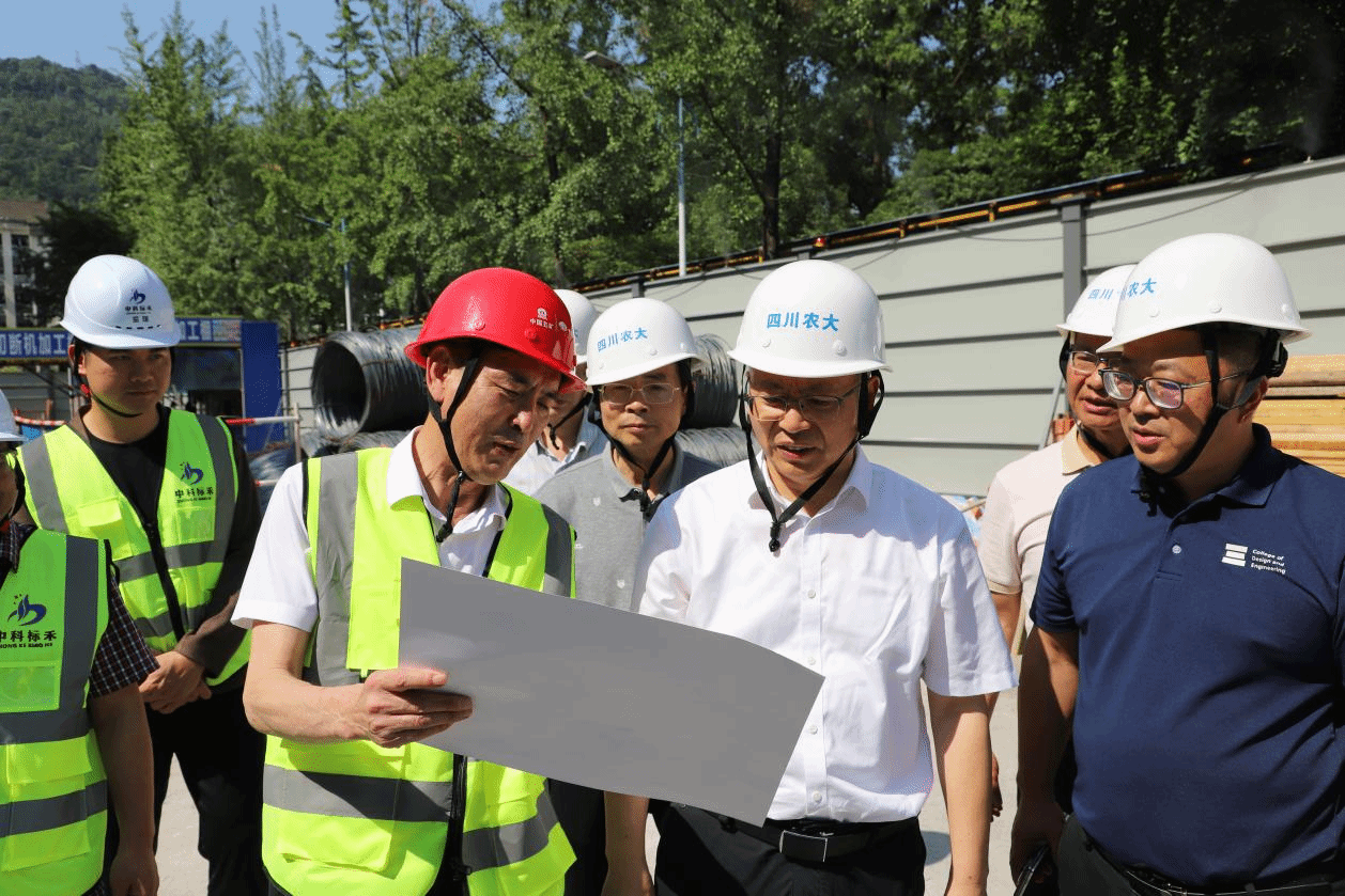 校长吴德视察都江堰校区在建工程
