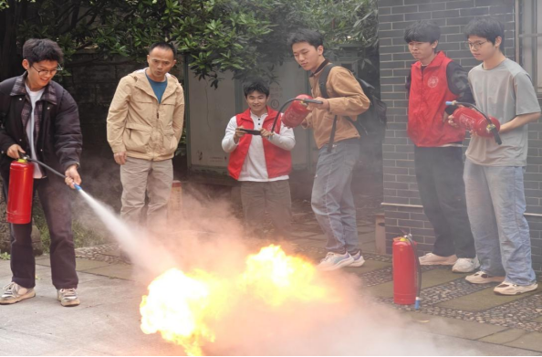 都江堰校区学生组织联合开展消防演练及宣传活动