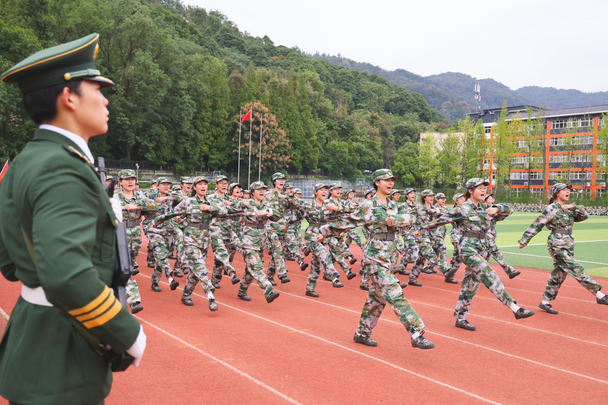 2026级新生军训总结大会举行
